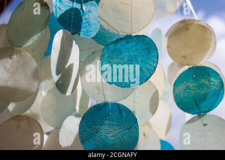 Windspiele aus Angelschnur und Muscheln. Stockfoto