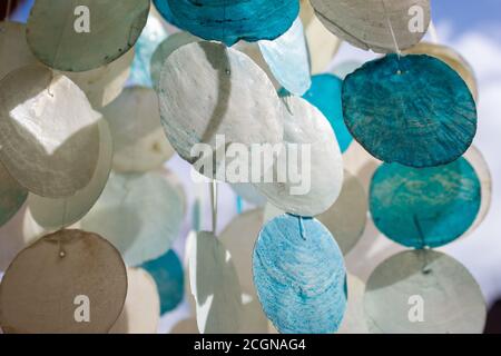 Windspiele aus Angelschnur und Muscheln. Stockfoto