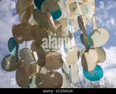 Windspiele aus Angelschnur und Muscheln. Stockfoto