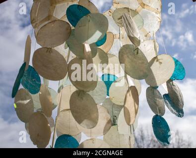 Windspiele aus Angelschnur und Muscheln. Stockfoto