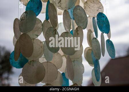 Windspiele aus Angelschnur und Muscheln. Stockfoto