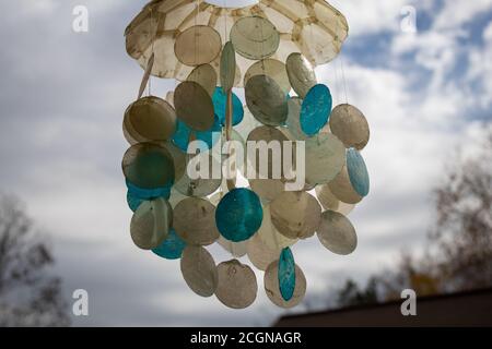 Windspiele aus Angelschnur und Muscheln. Stockfoto