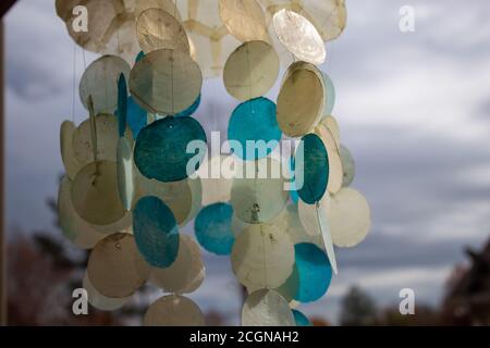 Windspiele aus Angelschnur und Muscheln. Stockfoto