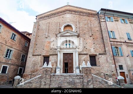 San Domenico Kirche in Urbino, Italien. Das historische Zentrum von Urbino ist ein UNESCO-Weltkulturerbe und ein Höhepunkt der Renaissance-Architektur. Stockfoto