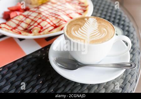 Erdbeere crape Kuchen und Kaffee Stockfoto