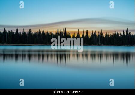 Sonnenaufgang am Cascade Lake in Oregon während der Feuersaison 2020 Mit orangefarbenem Himmel Stockfoto