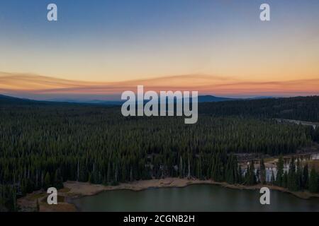 Roter Rauch und Dunst in Cascade Mountains Oregon von Waldbränden 2020 Stockfoto