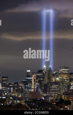 Die 9/11 Memorial Lights im Finanzviertel von Manhattan, von Bushwick Brooklyn aus gesehen. Seit 18 Jahren leuchten diese Lichter am 11. September auf dem ehemaligen Gelände des World Trade Centers. Stockfoto
