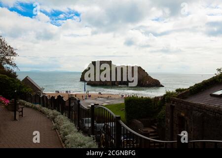 Ein Blick auf die St. Catherine's Island, Wales, eine Gezeiteninsel in der Nähe des Strandes von Tenby. Insel hat eine malerische Festung. Stockfoto