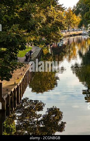 Eine Szene des Flusses Wensum im Stadtzentrum von Norwich, aufgenommen von der Foundry Bridge. Bild zeigt den schönen Fluss mit Reflexionen von Bäumen, Fluss Stockfoto