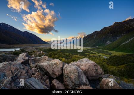 Panoramablick auf den Bergspaziergang zum Tasman Lake Mit herrlichem Blick auf die Berge und den Morgenhimmel Und schöne Wolken in Mount Cook Nat Stockfoto