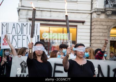 Ljubljana, Slowenien. September 2020. Während eines regierungsfeindlichen Protestes halten Demonstranten mit verbundenen Augen Fackeln in die Höhe.am 21. Freitag in Folge protestierten Tausende von Menschen in Ljubljana gegen die Regierung von Ministerpräsident Janez Jansa, während ständig über Korruption und Beweise für Jansas autoritäres Verhalten berichtet wurde. Kredit: SOPA Images Limited/Alamy Live Nachrichten Stockfoto