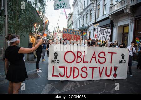 Ljubljana, Slowenien. September 2020. Während eines regierungsfeindlichen Protestes halten Demonstranten ein Transparent und Plakate.am 21. In Folge protestierten Tausende von Menschen in Ljubljana gegen die Regierung von Ministerpräsident Janez Jansa, während sie ständig über Korruption und Beweise für Jansas autoritäres Verhalten berichteten. Kredit: SOPA Images Limited/Alamy Live Nachrichten Stockfoto