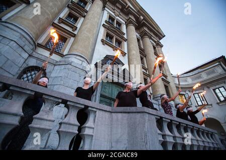 Ljubljana, Slowenien. September 2020. Während eines regierungsfeindlichen Protestes halten Demonstranten mit verbundenen Augen Fackeln in die Höhe.am 21. Freitag in Folge protestierten Tausende von Menschen in Ljubljana gegen die Regierung von Ministerpräsident Janez Jansa, während ständig über Korruption und Beweise für Jansas autoritäres Verhalten berichtet wurde. Kredit: SOPA Images Limited/Alamy Live Nachrichten Stockfoto