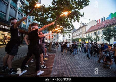 Ljubljana, Slowenien. September 2020. Während eines regierungsfeindlichen Protestes halten Demonstranten mit verbundenen Augen Fackeln in die Höhe.am 21. Freitag in Folge protestierten Tausende von Menschen in Ljubljana gegen die Regierung von Ministerpräsident Janez Jansa, während ständig über Korruption und Beweise für Jansas autoritäres Verhalten berichtet wurde. Kredit: SOPA Images Limited/Alamy Live Nachrichten Stockfoto