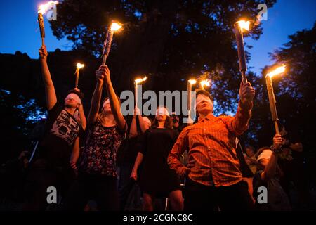 Ljubljana, Slowenien. September 2020. Während eines regierungsfeindlichen Protestes halten Demonstranten mit verbundenen Augen Fackeln in die Höhe.am 21. Freitag in Folge protestierten Tausende von Menschen in Ljubljana gegen die Regierung von Ministerpräsident Janez Jansa, während ständig über Korruption und Beweise für Jansas autoritäres Verhalten berichtet wurde. Kredit: SOPA Images Limited/Alamy Live Nachrichten Stockfoto