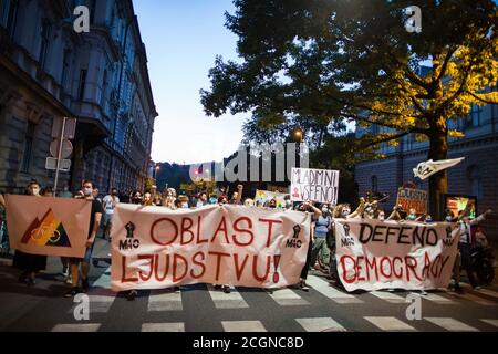 Ljubljana, Slowenien. September 2020. Während eines regierungsfeindlichen Protestes halten Demonstranten Transparente und Plakate.am 21. In Folge protestierten Tausende von Menschen in Ljubljana gegen die Regierung von Ministerpräsident Janez Jansa, während sie ständig über Korruption und Beweise für Jansas autoritäres Verhalten berichteten. Kredit: SOPA Images Limited/Alamy Live Nachrichten Stockfoto