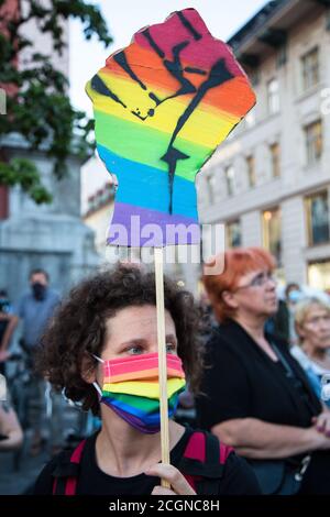 Ljubljana, Slowenien. September 2020. Ein Protestler, der als vorbeugende Maßnahme eine Gesichtsmaske trägt, trägt während eines Anti-Regierung-Protestes einen Karton-Ausschnitt einer regenbogenfarbenen Faust.am 21. Tausende von Menschen in Ljubljana protestierten gegen die Regierung von Ministerpräsident Janez Jansa, während sie ständig über ihre Korruption und Beweise für Jansas autoritäres Verhalten berichteten. Kredit: SOPA Images Limited/Alamy Live Nachrichten Stockfoto