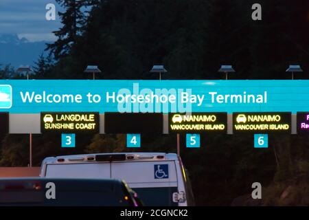 Vancouver, Kanada - 16. Juli 2020: Horseshoe Bay Terminal mit Autos an Bord BC Fähren während Covid-19 Pandemie Stockfoto