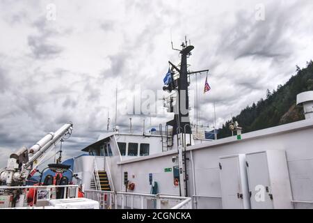Vancouver, Kanada - Juli 16,2020: Blick auf das Sonnendeck der Queen of Oak Bay Ferry in der Nähe des Horseshoe Bay Terminals mit dunklen Wolken im Hintergrund Stockfoto