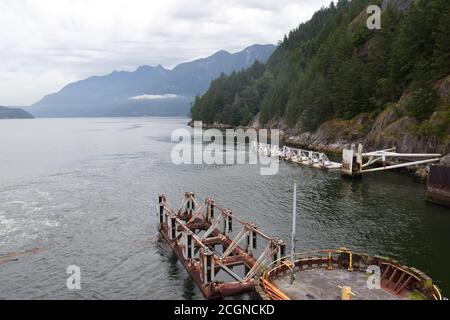 Blick auf den Horseshoe Bay Pier in West Vancouver mit Bergen Im Hintergrund Stockfoto