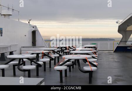 Vancouver, Kanada - Juli 16,2020: Physikalisches Distanzierungskonzept. Mitarbeiter von BC Ferries halten Platz zwischen den Sitzen, um COVID-19 nicht an Bord zu verteilen Stockfoto