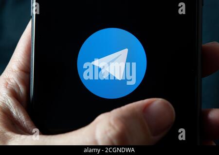 Telegram Messenger, die schnellste Messaging-App auf dem Markt, wird auf dem Bildschirm eines Smartphones mit dem Finger angezeigt. Stockfoto