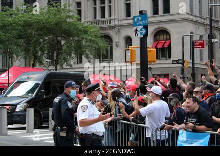 New York, New York, USA. September 2020. In einem beispiellosen Kontext aufgrund von Covid-19 und trotz eines offensichtlichen Waffenstillstands hat das Gedenken an die Anschläge von 9/11 in New York eine politische Wende genommen. Die Menge jubelt, Daumen nach oben, ruft "4 weitere Jahre" zu Vizepräsident Mike Pence, nachdem er eine Rede vor den Organisatoren der Zeremonie neben dem Memorial gehalten hat. Zur gleichen Zeit nahm Joe Biden am 19. Jahrestag auf der Promenade Teil, wo Al-Qaida-Aktivisten das World Trade Center mit zwei entführten Jets zerstörten. Die beiden Rivalen trafen sich kurz, als Mike Pence zog Stockfoto