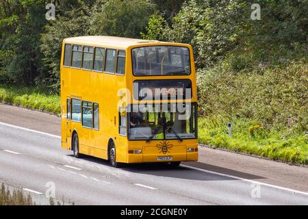 2003 gelb Dennis Trident nicht im Dienst Reisebus Personenverkehr, bewegte PSV-Fahrzeuge, Busse, die Fahrzeuge auf britischen Straßen fahren, Ferienausflug, Urlaub & Reisen, die auf der Autobahn M6 fahren, Großbritannien Stockfoto