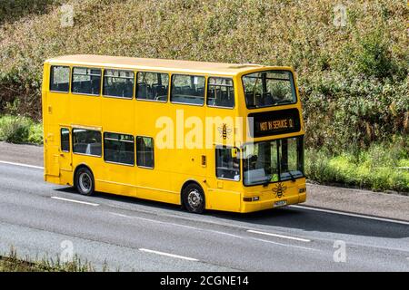 2003 gelb Dennis Trident nicht im Dienst Reisebus Personenverkehr, bewegte PSV-Fahrzeuge, Busse, die Fahrzeuge auf britischen Straßen fahren, Ferienausflug, Urlaub & Reisen, die auf der Autobahn M6 fahren, Großbritannien Stockfoto