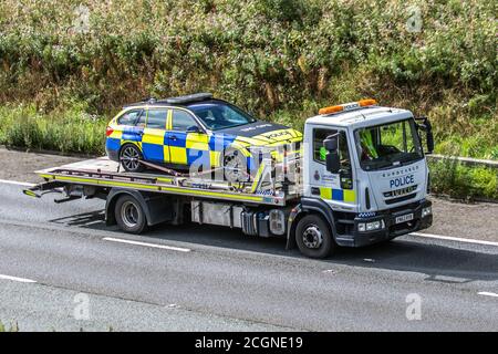 Lancashire Police Transporter, Polizei van Händler, Iveco TDI Transporter, Abholung und Lieferungen, Auktionen von Ex-Polizei-Autos; Fahrzeuge, die mit einem Träger auf der m6 Autobahn transportiert werden, Großbritannien Stockfoto