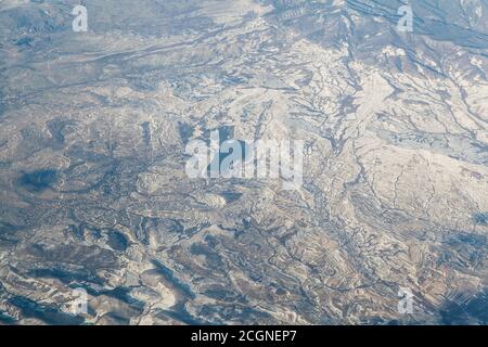 Luftaufnahme von verschneiten Berggipfeln Stockfoto