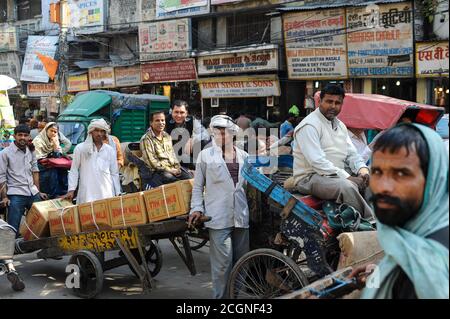 28.02.2011, Delhi, Indien, Asien - Hektik mit Menschenmassen während der Rush Hour auf einer belebten Straße in der Nähe des Neu-Delhi Bahnhof. Stockfoto