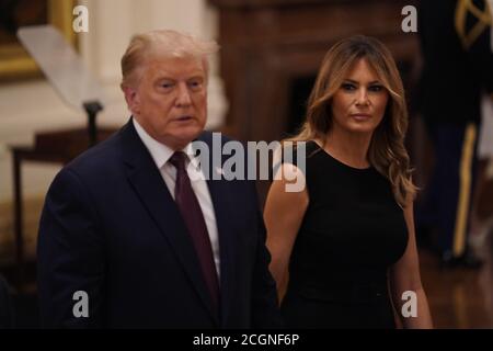 US-Präsident Donald Trump und First Lady Melania Trump verlassen die Zeremonie, in der der Präsident die Ehrenmedaille an Sergeant Major Thomas Payne, United States Army, links, im East Room des Weißen Hauses in Washington, DC am 11. September 2020 überreichte. Payne ist das erste lebende Mitglied der Delta Force, das die Ehrenmedaille erhält. Quelle: Chris Kleponis/Pool via CNP /MediaPunch Stockfoto