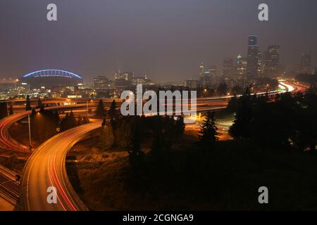 Seattle, Washington, USA. September 2020. Die Skyline von Seattle ist am 11. September 2020 in Rauch und Dunst getaucht. Die Luftqualität im gesamten Bundesstaat Washington verschlechterte sich aufgrund des Rauchs von Waldbränden in Oregon und Kalifornien auf ein ungesundes Niveau. Das Washingtoner Umweltministerium gab eine landesweite Luftqualitätswarnung heraus, die das Wochenende hindurch andauern wird. Quelle: Karen Ducey/ZUMA Wire/Alamy Live News Stockfoto