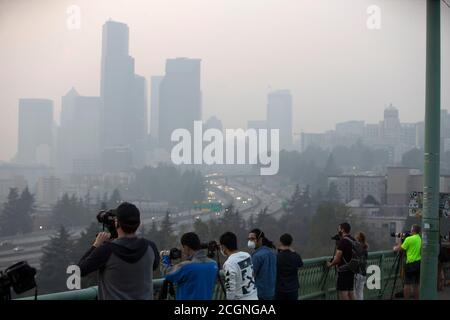 Seattle, Washington, USA. September 2020. Die Skyline von Seattle ist am 11. September 2020 in Rauch und Dunst getaucht. Die Luftqualität im gesamten Bundesstaat Washington verschlechterte sich aufgrund des Rauchs von Waldbränden in Oregon und Kalifornien auf ein ungesundes Niveau. Das Washingtoner Umweltministerium gab eine landesweite Luftqualitätswarnung heraus, die das Wochenende hindurch andauern wird. Quelle: Karen Ducey/ZUMA Wire/Alamy Live News Stockfoto