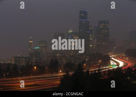 Seattle, Washington, USA. September 2020. Die Skyline von Seattle ist am 11. September 2020 in Rauch und Dunst getaucht. Die Luftqualität im gesamten Bundesstaat Washington verschlechterte sich aufgrund des Rauchs von Waldbränden in Oregon und Kalifornien auf ein ungesundes Niveau. Das Washingtoner Umweltministerium gab eine landesweite Luftqualitätswarnung heraus, die das Wochenende hindurch andauern wird. Quelle: Karen Ducey/ZUMA Wire/Alamy Live News Stockfoto