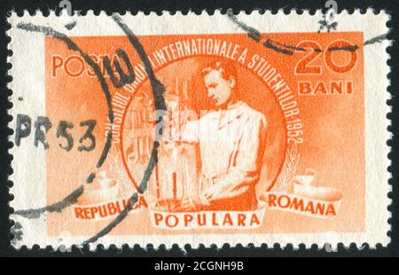 RUMÄNIEN - UM 1952: Briefmarke gedruckt von Rumänien, zeigt Chemistry Student, um 1952 Stockfoto