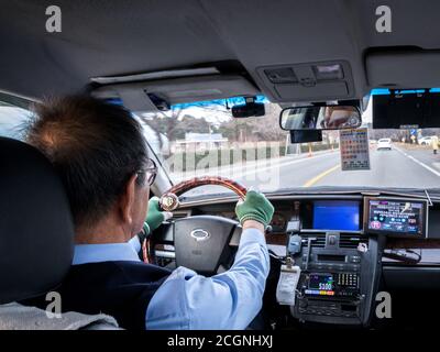 Gangneung, Gangwon Provinz, Südkorea - koreanischer alter Taxifahrer. Gewöhnliches Leben in einem Taxi. Stockfoto