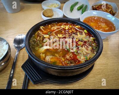 Haejang-guk oder Hangover-Suppe - Suppe, die in der koreanischen Küche als Kater-Kur gegessen wird. In Scheiben geschnittenes Rindsblut ähnlich dem schwarzen Pudding in einer Rinderbrühe. Stockfoto