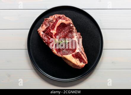 Roh Beef Rib Eye Steak. Bio-Fleisch auf dem Bauernhof. Stockfoto