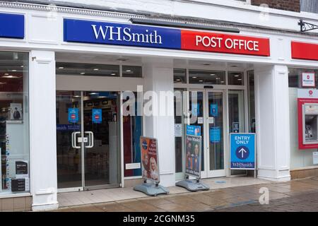 Blick auf WHSmith und Post Office Store Front, Kings Lynn, Norfolk, Großbritannien Stockfoto