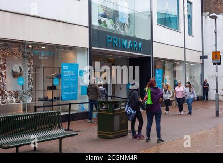 Blick auf mehrere Käufer gemischter Altersgruppen in der Nähe von Primark Store, Kings Lynn, Norfolk, Großbritannien. September 2020 Stockfoto