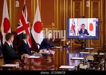 (200912) -- PEKING, 12. September 2020 (Xinhua) -- die britische Außenhandelsministerin Liz Truss (3. L) hält eine Videokonferenz mit Japans Außenminister Toshimitsu Motegi (auf dem Bildschirm) in London, Großbritannien, 11. September 2020 ab. Großbritannien und Japan haben sich am Freitag ein Freihandelsabkommen gesichert, das nach dem Brexit das erste große Handelsabkommen Großbritanniens als unabhängige Handelsnation ist, teilte die britische Regierung am Freitag mit. (Andrew Parsons/10 Downing Street/Handout via Xinhua) Stockfoto