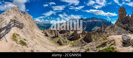 Große Sommerlandschaft des Cir Pass in Alta Badia mit Sellagruppe , Dolomiten - Italien Stockfoto