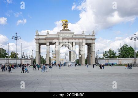 Der zentrale Eingang und die Hauptstraße eines der Symbole von Moskau - VDNKh. Russland Moskau. 06. August 2019 Stockfoto