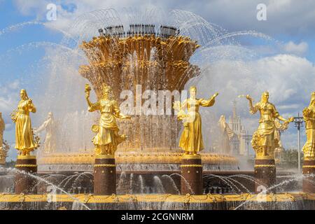 Moskau, Russland - JAugust 06, 2019. Volksfreundschaftsbrunnen im Park WDNKh in Moskau. Goldene Statuen im sowjetischen Design. VDNKh ist das Moskauer Gebiet mit Stockfoto