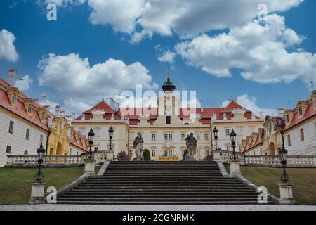 Valtice, Tschechische Republik - 16. August 2020: Schloss Valtice ist eine barocke Residenz in Mitteleuropa. Stockfoto