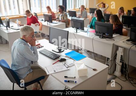 Studierende an einer Informatikprüfung im Computer-Klassenzimmer der Universität Stockfoto