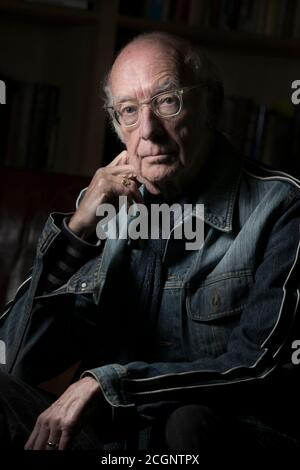 Roger McGough, Dichter, Schriftsteller und Sender Location Portrait Stockfoto